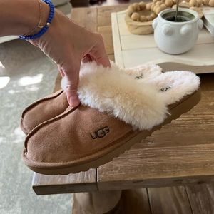 Women’s size 6 UGG slippers